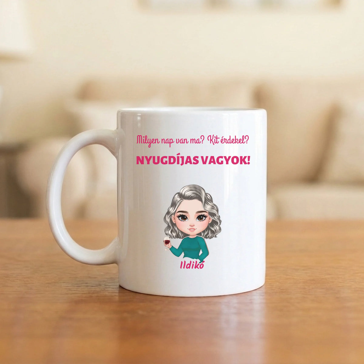 Milyen nap van ma? Kit érdekel, nyugdíjas vagyok! – vicces nyugdíjas bögre figurával és névvel