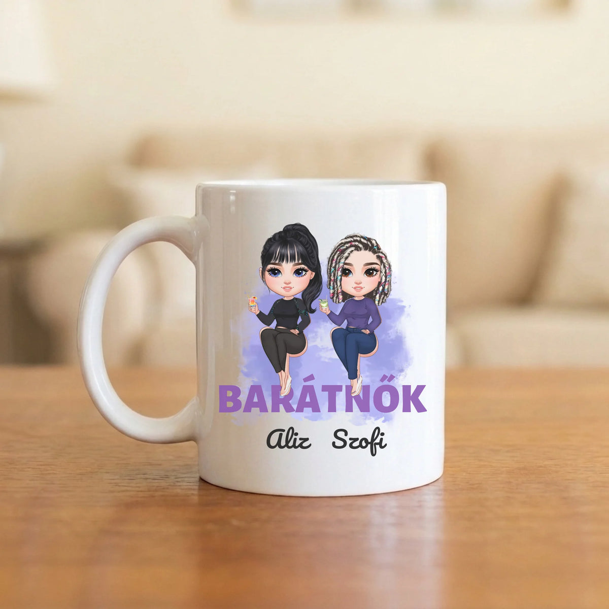 Barátnők a feliraton ülve – barátnős bögre két figurával és nevekkel