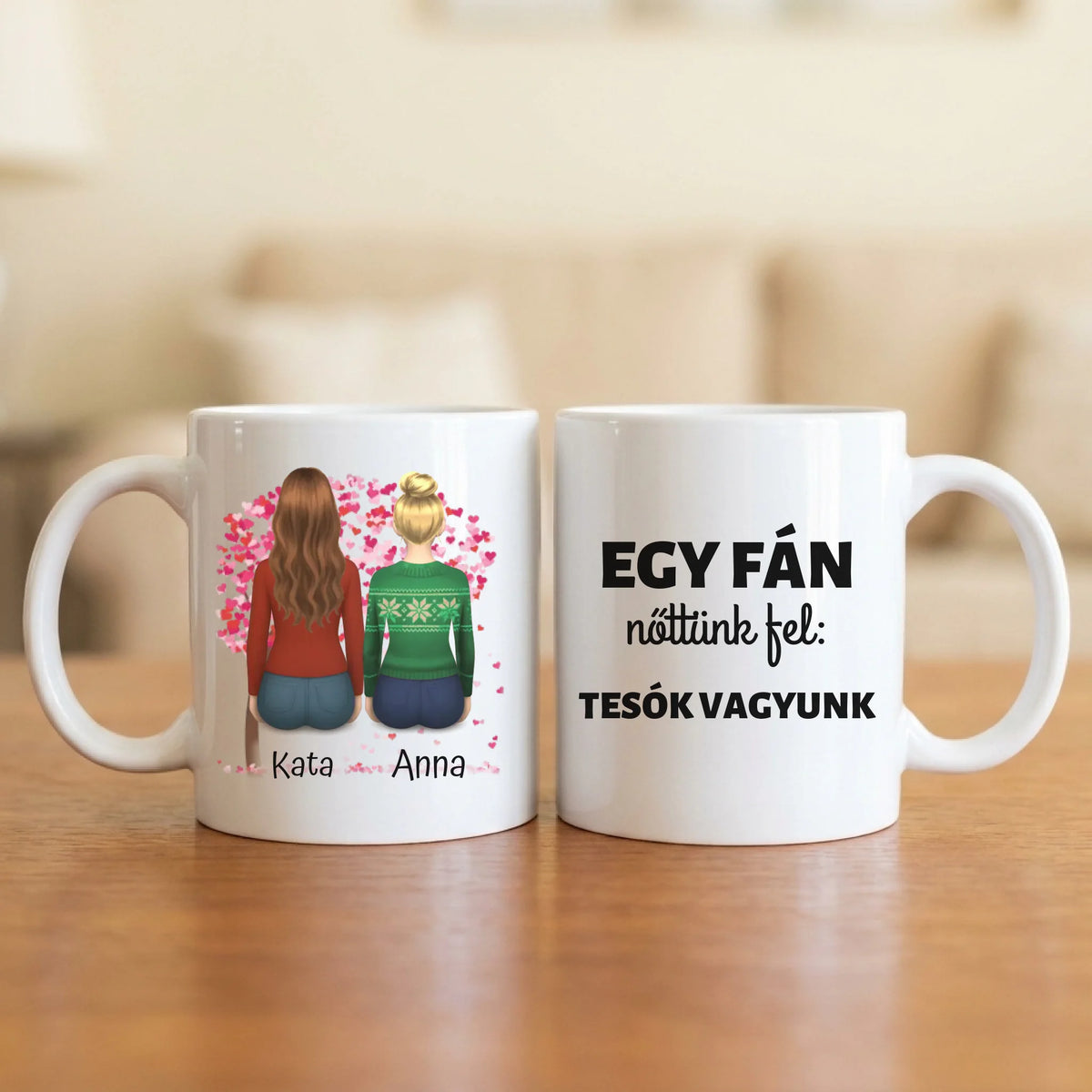Egy fán nőttünk fel: tesók vagyunk – tesós bögre 2–6 hátulról rajzolt nővel a szívfa alatt