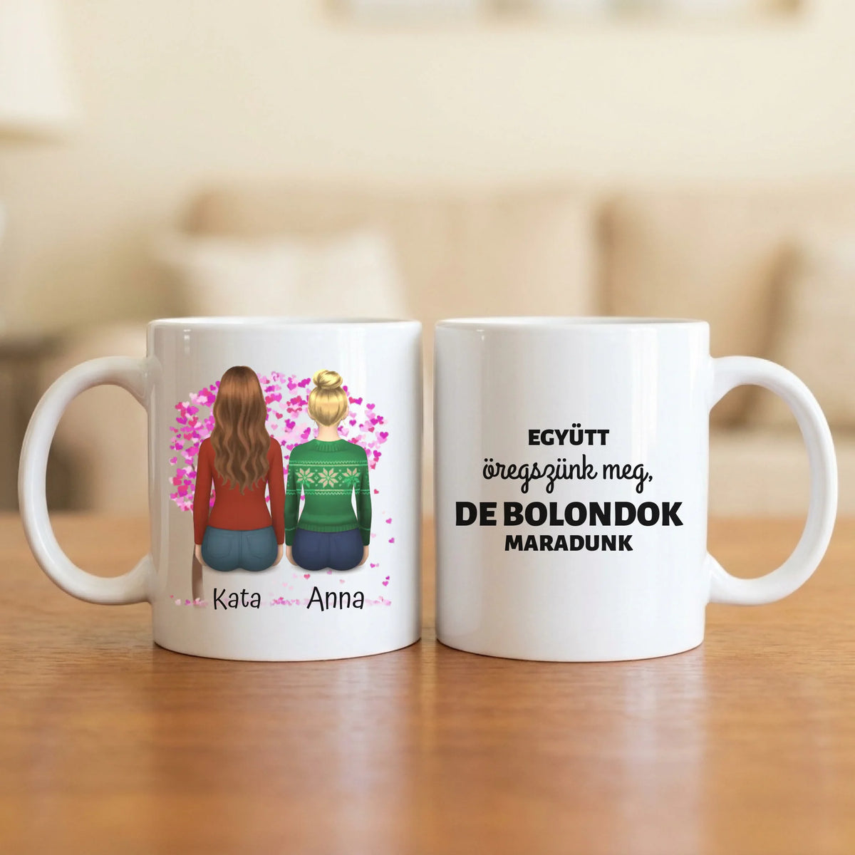 Együtt öregszünk meg, de bolondok maradunk – vicces barátnős bögre 2–5 hátulról rajzolt nővel a magenta szívfa alatt